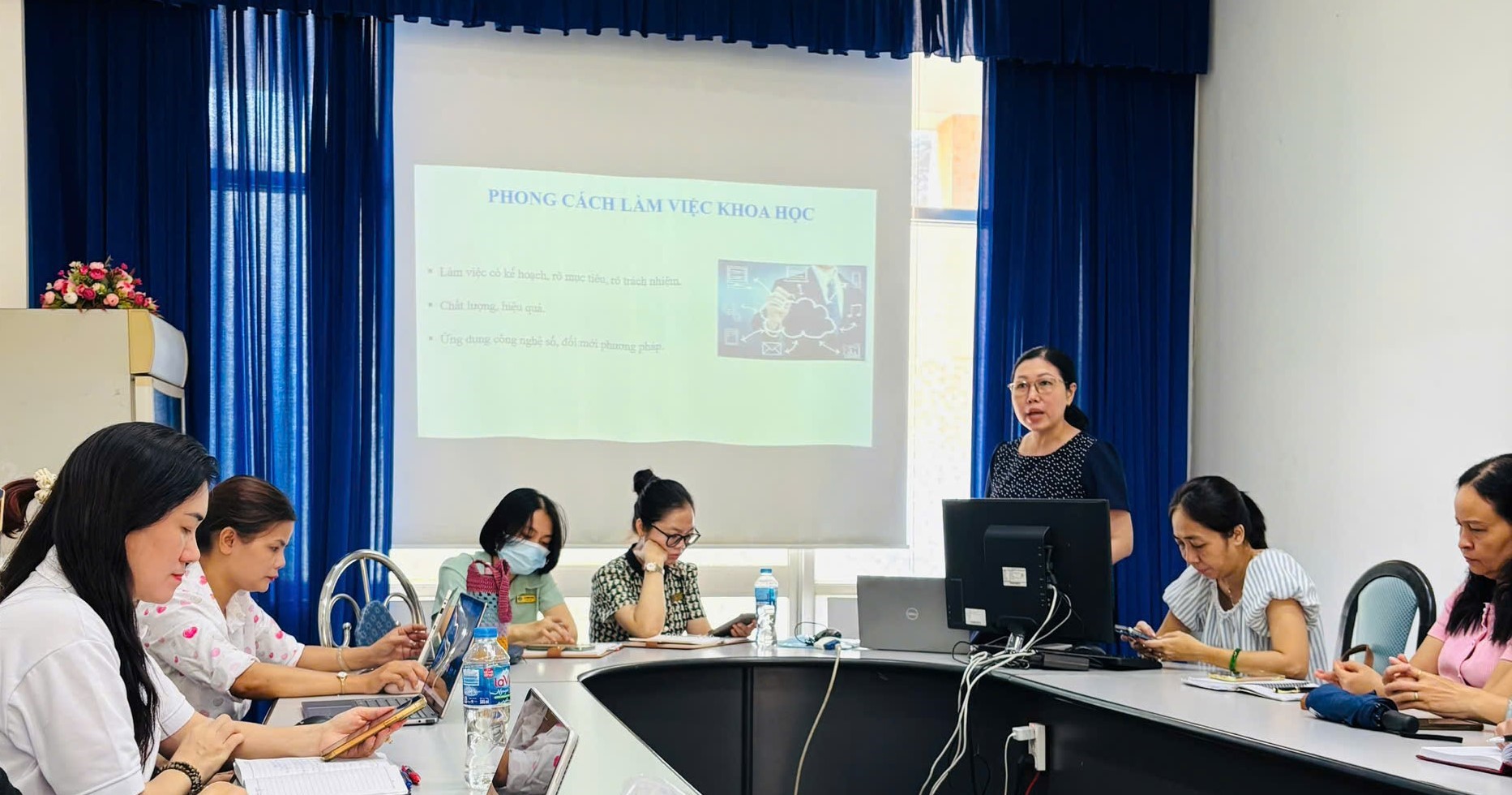 Phong cách làm việc khoa học, dân chủ, nêu gương của cán bộ, giảng viên* 